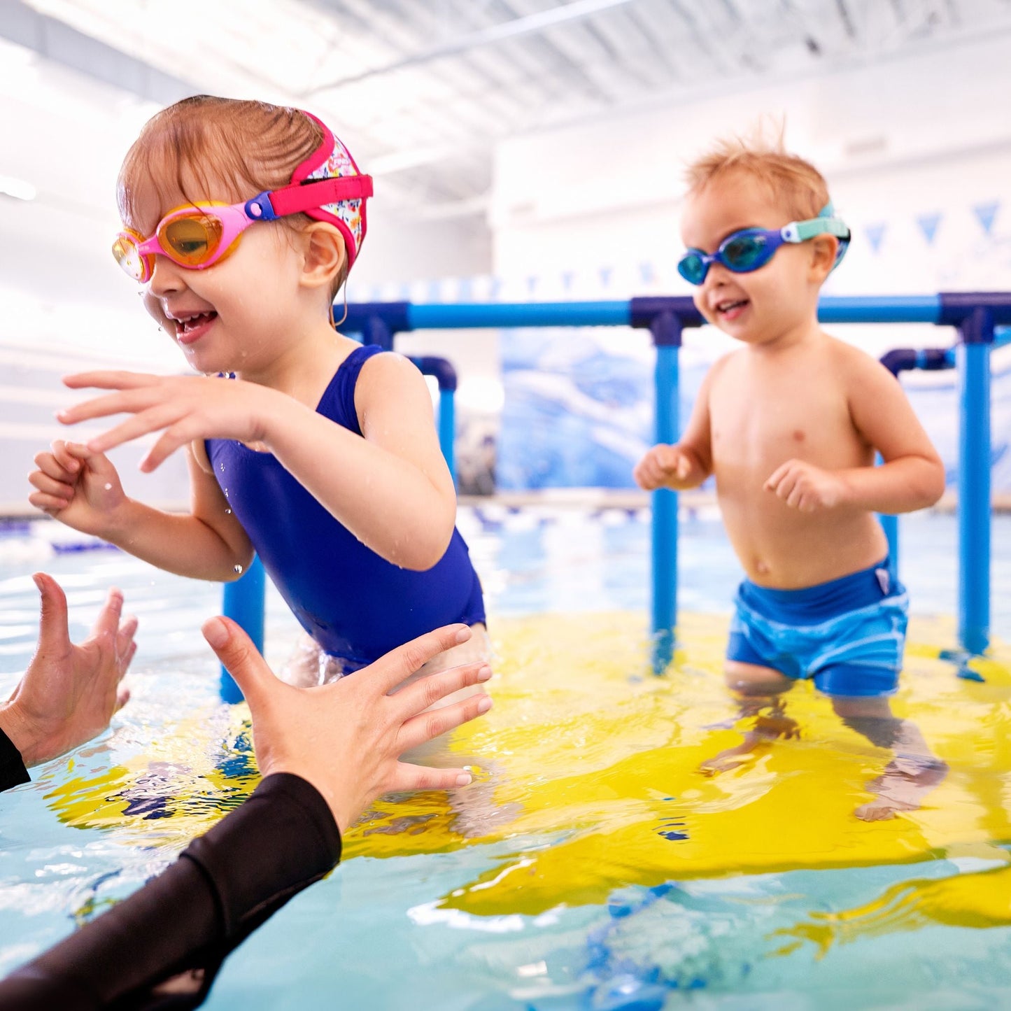 منصة تعليم السباحة المصنوعة من البولي إيثيلين عالي الكثافة